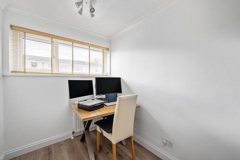15 Fircroft Close, Woking, GU22 7LZ