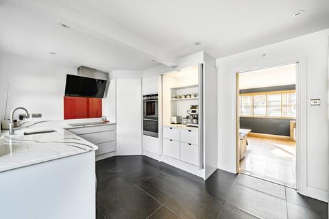 15 Fircroft Close, Woking, GU22 7LZ