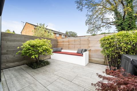 15 Fircroft Close, Woking, GU22 7LZ