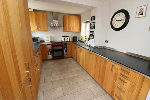 3 bedroom end of terrace house for sale, Silverdale Court Leacroft, Staines-upon-Thames, Surrey, TW18