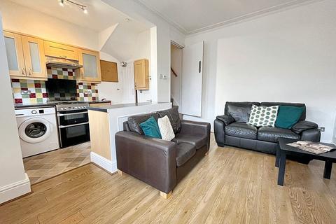 3 bedroom house to rent, Woodside Avenue, Leeds