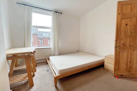 3 bedroom house to rent, Woodside Avenue, Leeds