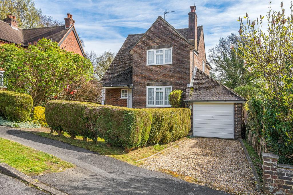 Pitfold Avenue, Haslemere, Surrey, GU27 4 bed detached house for sale