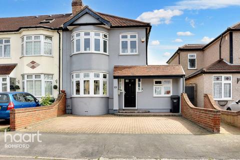 4 bedroom end of terrace house for sale - Southdown Road, Hornchurch