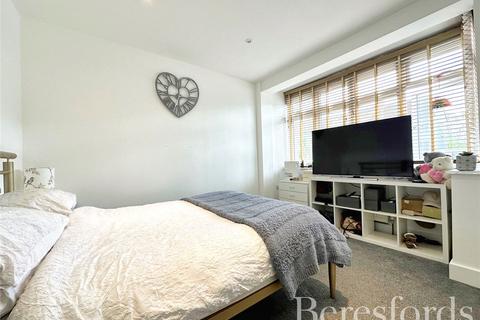 3 bedroom terraced house for sale, MacDonald Avenue, Hornchurch, RM11