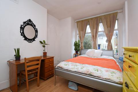 2 bedroom flat to rent, Eastcombe Avenue, Charlton, SE7