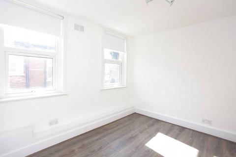 2 bedroom flat to rent, Ravenshurst Avenue, Hendon, London, NW4