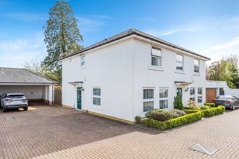 10 Eden Chase, Edenbridge, TN8 6AX