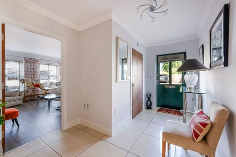10 Eden Chase, Edenbridge, TN8 6AX