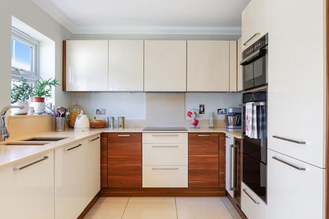 10 Eden Chase, Edenbridge, TN8 6AX