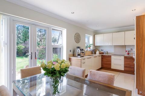 10 Eden Chase, Edenbridge, TN8 6AX