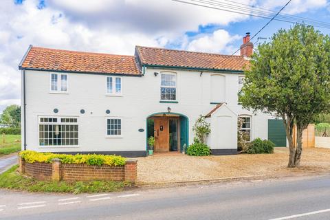 4 bedroom detached house for sale, Dereham Road, Yaxham