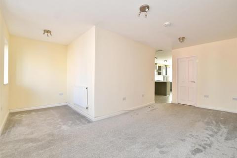 2 bedroom flat to rent, Cantelupe Road, East Grinstead, RH19