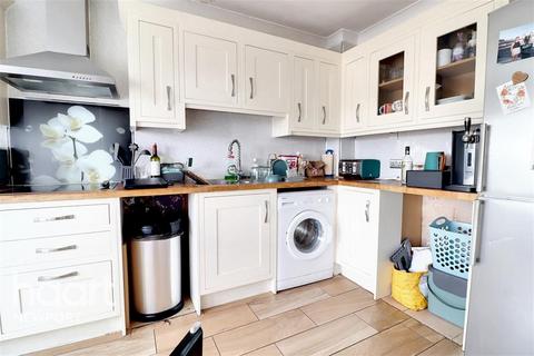 3 bedroom terraced house to rent, Elm Drive, Risca