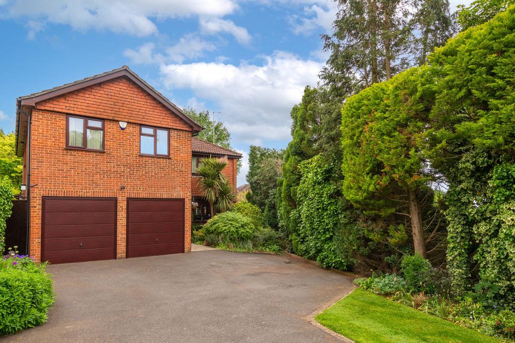 Priory Drive, Reigate, RH2 4 bed detached house for sale £1,150,000