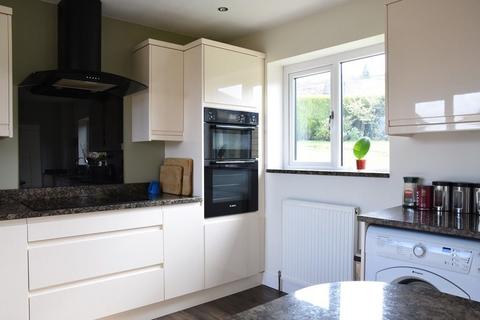 4 bedroom detached house for sale, Heatherlands Avenue, Denholme, BD13