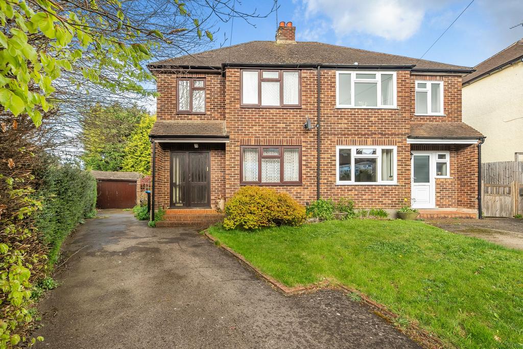 Caterham, Caterham CR3 3 bed semidetached house for sale £450,000