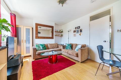 4 bedroom flat to rent, Jebb Avenue London SW2