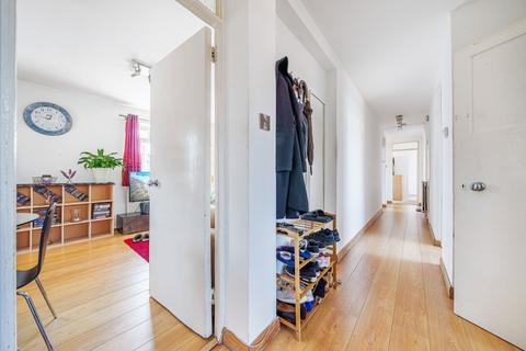 4 bedroom flat to rent, Jebb Avenue London SW2