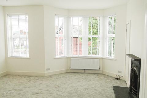 3 bedroom apartment to rent, Romilly Road, Canton