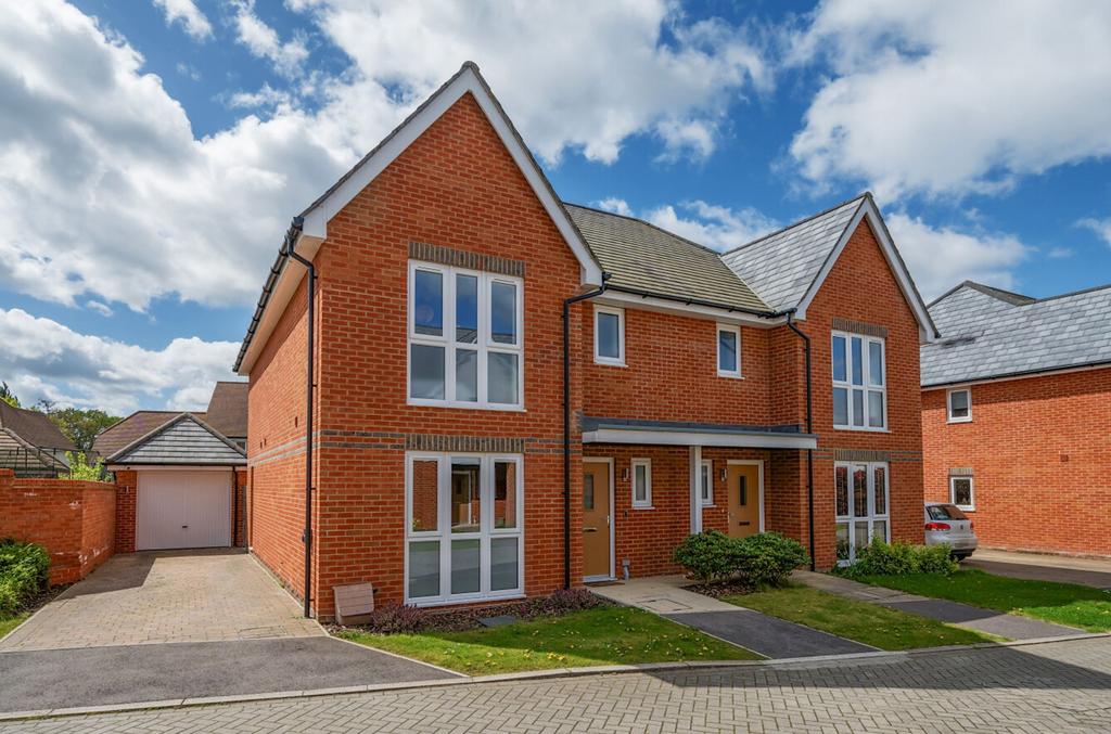Archer Grove, Arborfield Green, RG2 3 bed semi-detached house - £525,000