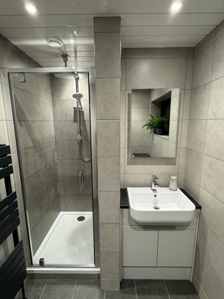 Main Bathroom 1