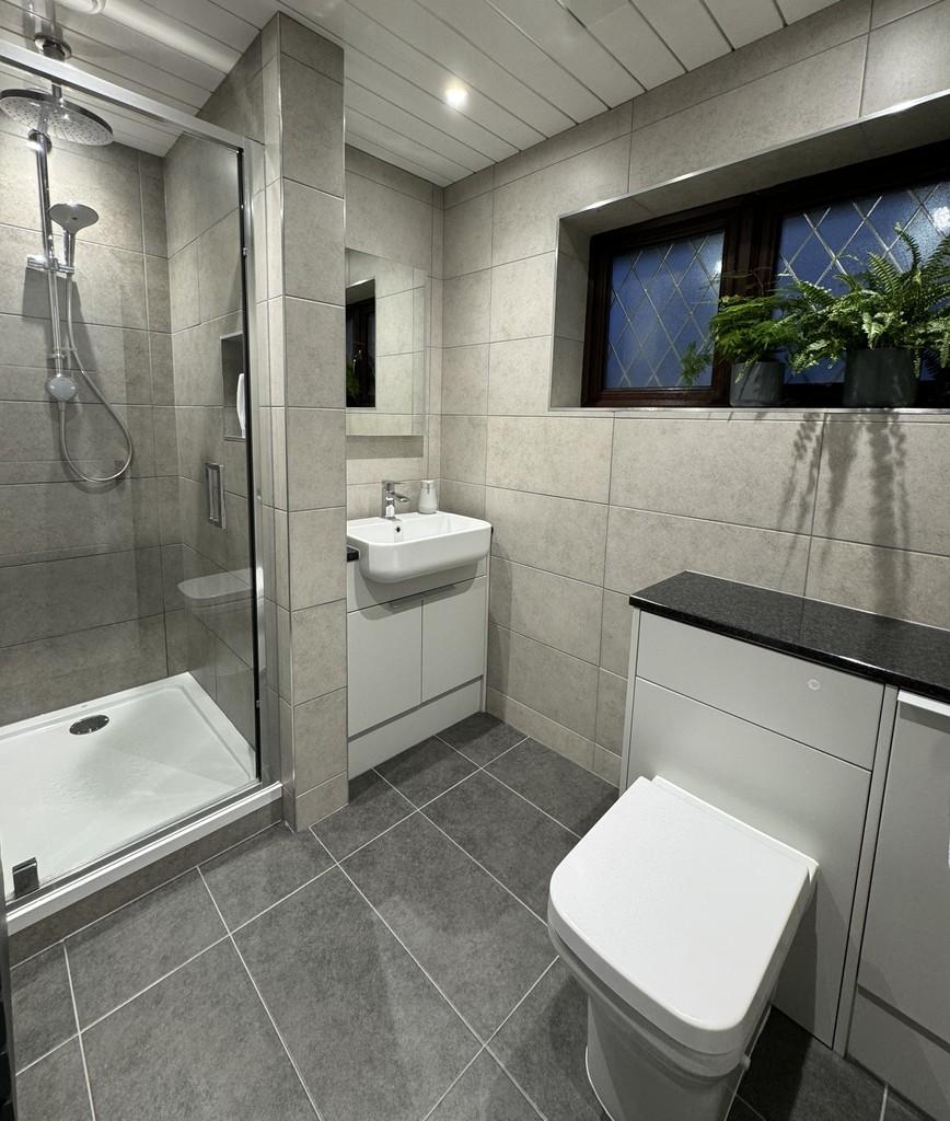 Main Bathroom 2