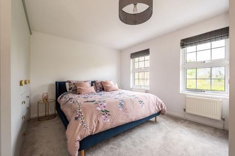 5 Badingham Drive, Fetcham, Leatherhead, KT22 9ES