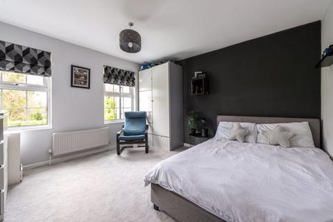 5 Badingham Drive, Fetcham, Leatherhead, KT22 9ES
