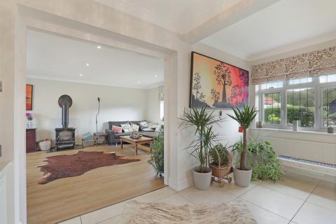 5 Mount End, Theydon Mount, Epping, CM16 7PS