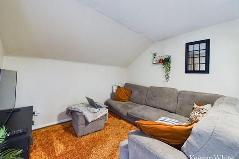 3 bedroom flat to rent, Brambleside, Loudwater - 6 Month Tenancy