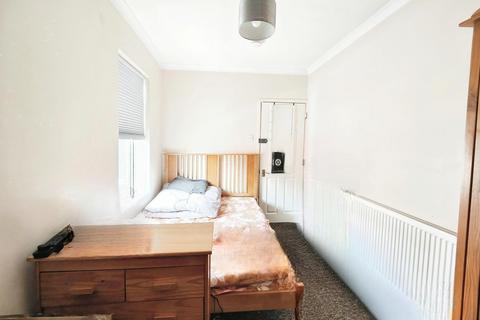 5 bedroom house share to rent, Shelley Street, Northampton, NN2 7HZ