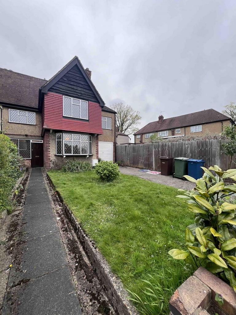 4 Bedroom Semi Detached House with Garage and Gar