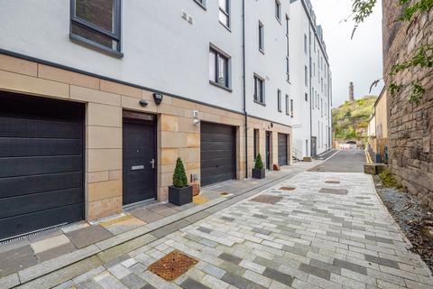 2 bedroom terraced house to rent, Shoemakers Close, Edinbugh, EH8