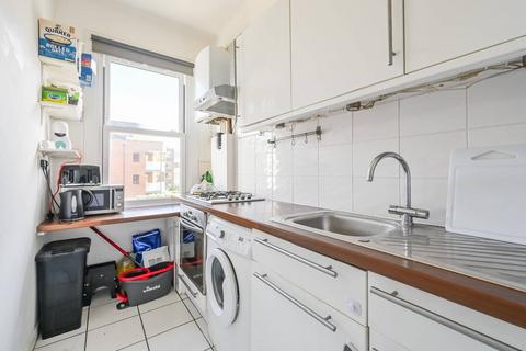 2 bedroom flat to rent, Maidstone Road, N11, Bounds Green, London, N11