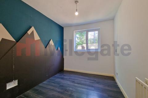 2 bedroom flat to rent, Winton Avenue, Westcliff-On-Sea SS0