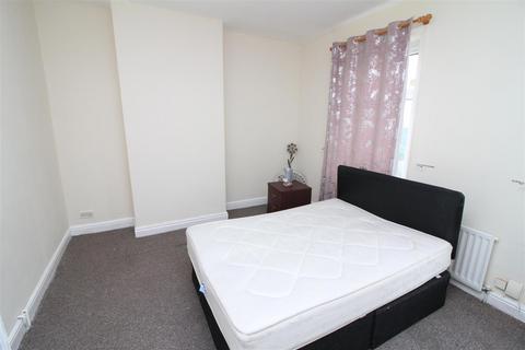 3 bedroom end of terrace house to rent, Lyndhurst Road, Stockport SK5