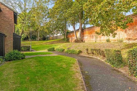 8 Badgers Copse, Orpington, BR6 0XB