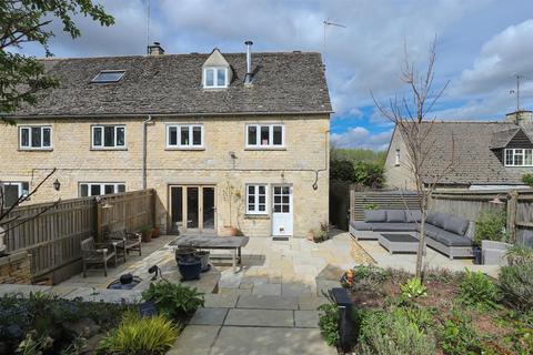 3 bedroom end of terrace house for sale, Windrush Close, Burford