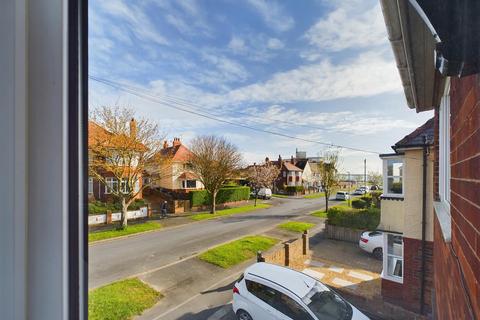 2 bedroom flat for sale, First Avenue, Bridlington