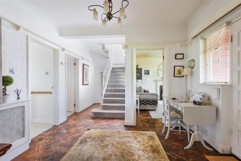 33 Downs Wood, Epsom, KT18 5UJ