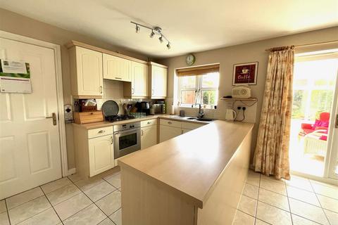 4 Gillespie Close, Fradley, Lichfield, WS13 8SN