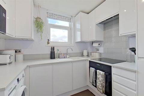 46 Willow Tree Close, London, SW18 3EL