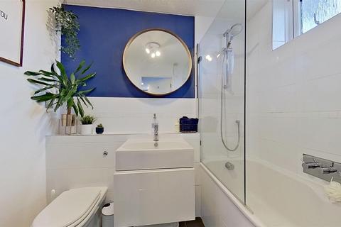 46 Willow Tree Close, London, SW18 3EL