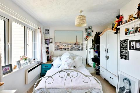 19 Bornedene, Potters Bar, EN6 3EL