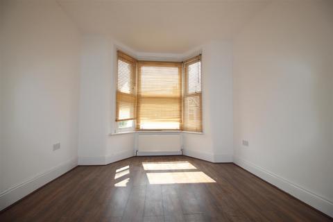 4 bedroom terraced house to rent, Rosebank Road, London E17