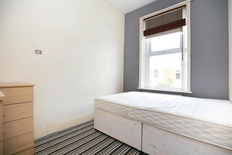 2 bedroom flat to rent, Warton Terrace, Newcastle Upon Tyne NE6