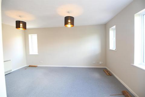 2 bedroom flat to rent, Redoubt Close, Hitchin SG4