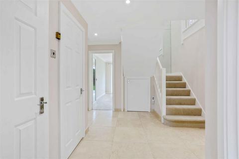 5 bedroom detached house to rent, Bridleway Close, East Ewell KT17