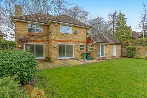 5 bedroom detached house to rent, Bridleway Close, East Ewell KT17